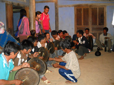 Teaching gongs to Gia Rai ethnic young people